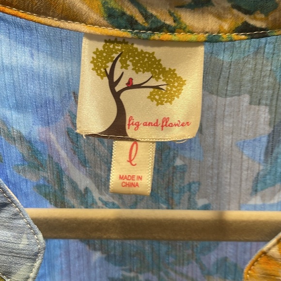 Fig and Flower Floral button down blouse - Picture 6 of 8